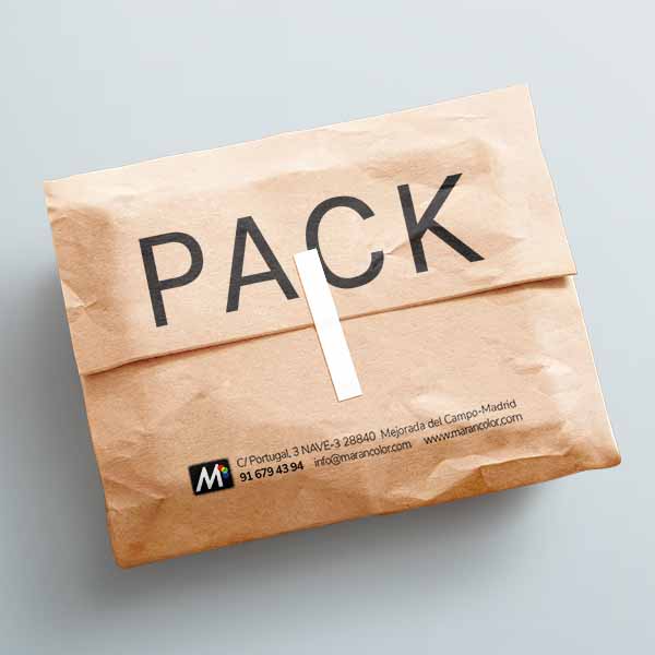 mock up paquete con logo y dirección marancolor