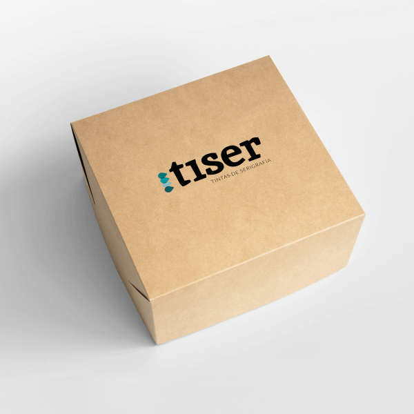 Mock Up de una caja de cartón con el logo de tiser