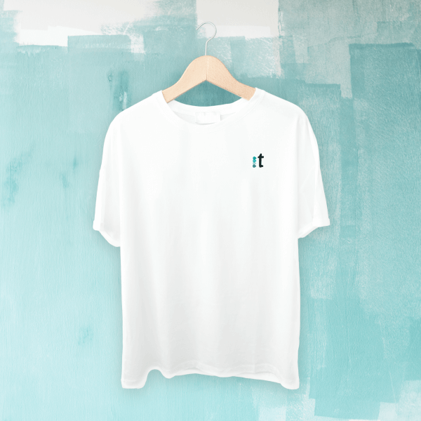 Mock Up de una camiseta con el isologo de tiser